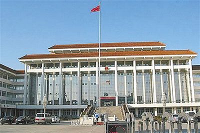 濮陽縣違規(guī)、超標修建的縣委、縣政府辦公樓。新華社發(fā)發(fā)布