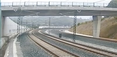 時速190公里的列車通過一個限速80公里的急轉(zhuǎn)彎。