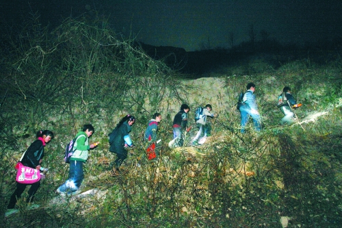 在一些山區(qū),因為學校太遠,孩子們天不亮就得打著手電出發(fā)。L CFP供圖