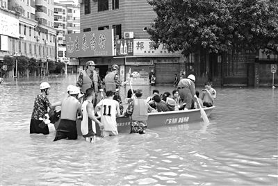 18日，廣東省清遠(yuǎn)市陽(yáng)山縣縣城,消防官兵合力推動(dòng)沖鋒舟，轉(zhuǎn)移被困學(xué)生。新華社發(fā)