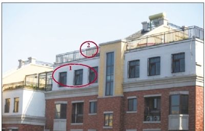 中海城香克林小區(qū),楊智家的樓頂上加蓋了兩層違建。其中北側(cè)露臺建成了一層灰白色的房屋(①)。在該違建頂部的東側(cè),又加蓋了一層面積較小的房屋(②)。新京報記者 韓萌 攝