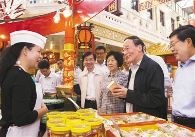 9月6日，王岐山在天津南市食品街調(diào)研，在月餅柜臺前，詢問中央關(guān)于中秋國慶嚴禁公款送禮的規(guī)定發(fā)布后的銷售情況。新華社記者 李學仁 攝
