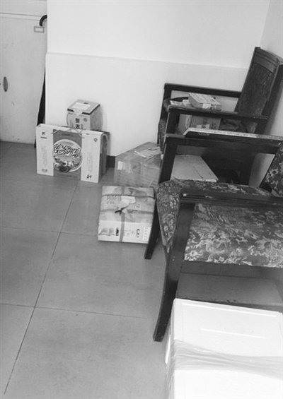 9月19日，東二環(huán)一小區(qū)的傳達室放著5、6箱禮品，小區(qū)保安稱，禮品量比以前過節(jié)時少。