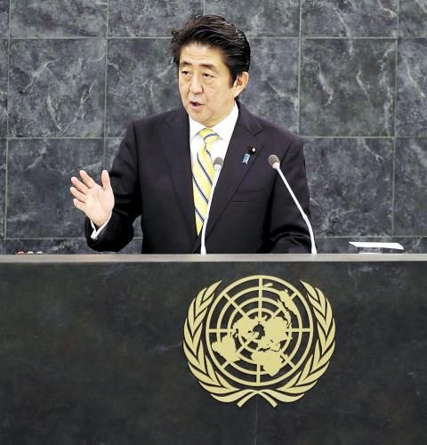 日本首相安倍晉三25日在紐約發(fā)表演講時(shí)稱，修改憲法解釋以解禁集體自衛(wèi)權(quán)的目的是使日本變成“為世界和平與穩(wěn)定更積極做出貢獻(xiàn)的國(guó)家”。圖為26日安倍在聯(lián)合國(guó)演講。