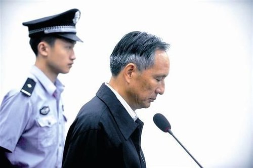 圖為：10日，張曙光在北京市第二中級(jí)人民法院接受庭審 新華社發(fā)