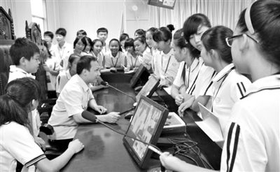 2013年5月30日，結(jié)合當(dāng)前國(guó)內(nèi)民眾普遍關(guān)注的“校長(zhǎng)開房”、“強(qiáng)奸猥褻”等事件，廣西上思縣人民法院邀請(qǐng)中小學(xué)生到法院觀摩案件的庭審，提高他們的守法、維權(quán)意識(shí)。圖/IC