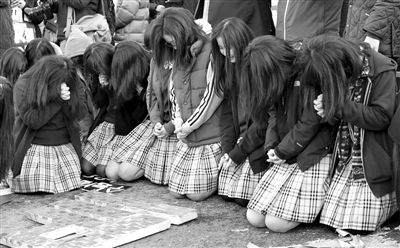 7日，韓國首爾，韓國高考舉行前，學子們跪地祈禱，希望能考個好成績。