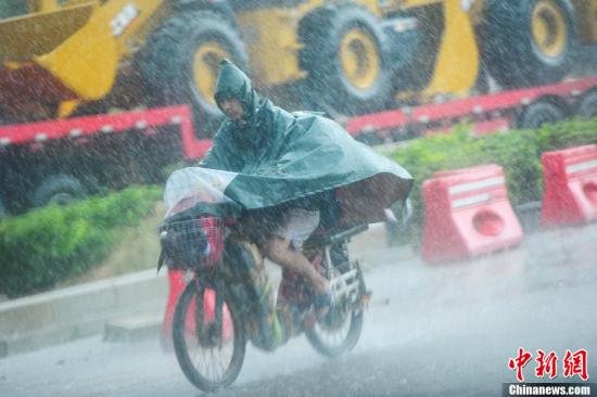 圖為南寧市民冒雨出行。中新社發(fā) 馮抒敏 攝
