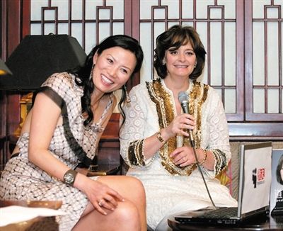 英國(guó)《每日郵報(bào)》刊發(fā)了一張鄧文迪曾幫助布萊爾夫人在中國(guó)推銷(xiāo)其自傳的圖片。