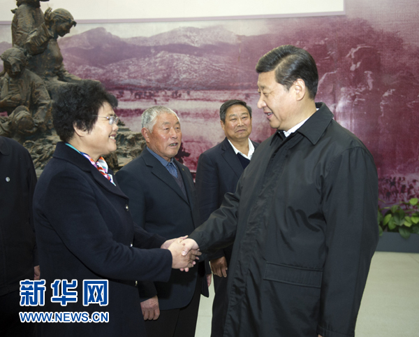 25日上午，習(xí)近平在臨沂華東革命烈士陵園參觀沂蒙精神展并會見當(dāng)?shù)叵冗M(jìn)模范和當(dāng)年支前模范后代代表。