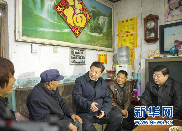 25日下午，習(xí)近平在地處沂蒙老區(qū)的臨沭縣曹莊鎮(zhèn)朱村看望83歲的“老支前”王克昌。