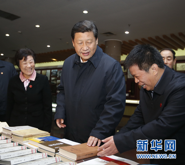 26日上午，習(xí)近平在孔子研究院參觀考察。新華社記者鞠鵬 攝
