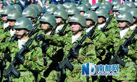 10月27日，日本自衛(wèi)隊(duì)舉行閱兵儀式