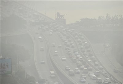 昨日，南昌市八一大橋被霧霾籠罩。 新華社發(fā)