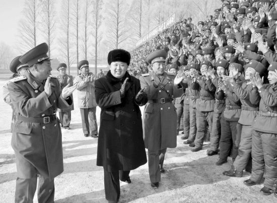 24日，金正恩視察前線部隊。
