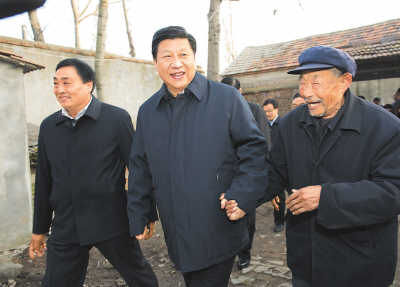 11月25日，習(xí)近平在地處沂蒙老區(qū)的臨沭縣曹莊鎮(zhèn)朱村，親切地拉著83歲的“老支前”王克昌的手。