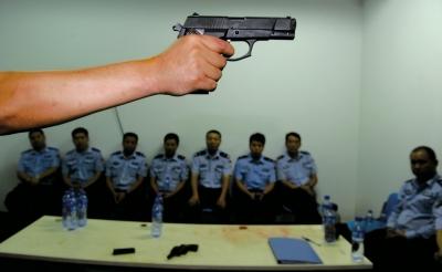 在一堂槍械教學(xué)課上，教官向參訓(xùn)民警們講解警用手槍的特點(diǎn)和正確握姿。記者 董世彪 攝