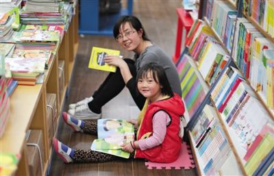 昨晚10時，來京探親的山東的李女士帶著5歲的女兒琪琪在三聯(lián)書店讀書。4月18日晚開始，三聯(lián)韜奮書店正