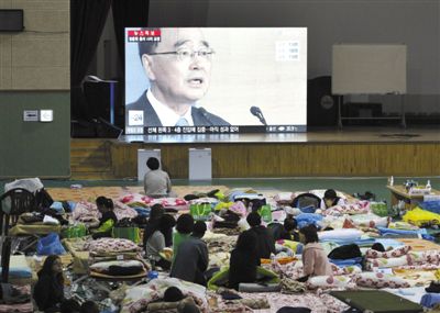 27日，韓國珍島，“歲月”號客輪乘客家屬在體育館觀看總理鄭烘原辭職新聞。當(dāng)日，鄭烘原召開緊急發(fā)布會，表示對韓國“歲月”號沉船事件負責(zé)，宣布引咎辭職。