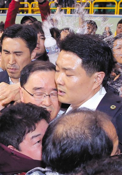 17日，鄭烘原（中）會見乘客家屬時，遭到家屬辱罵、潑水。