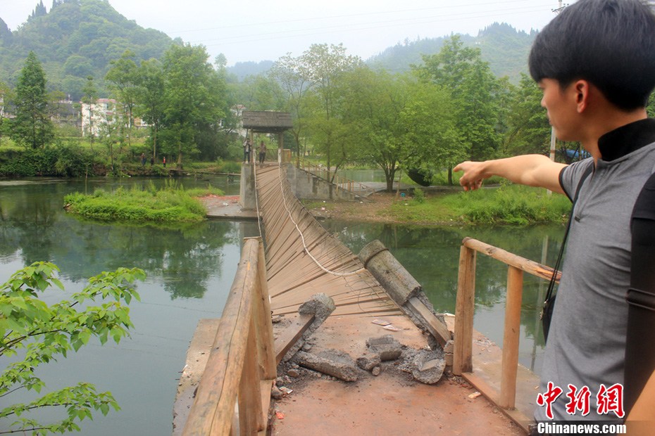 5月2日，一名目擊者正在介紹鳳凰吊橋事發(fā)情景。