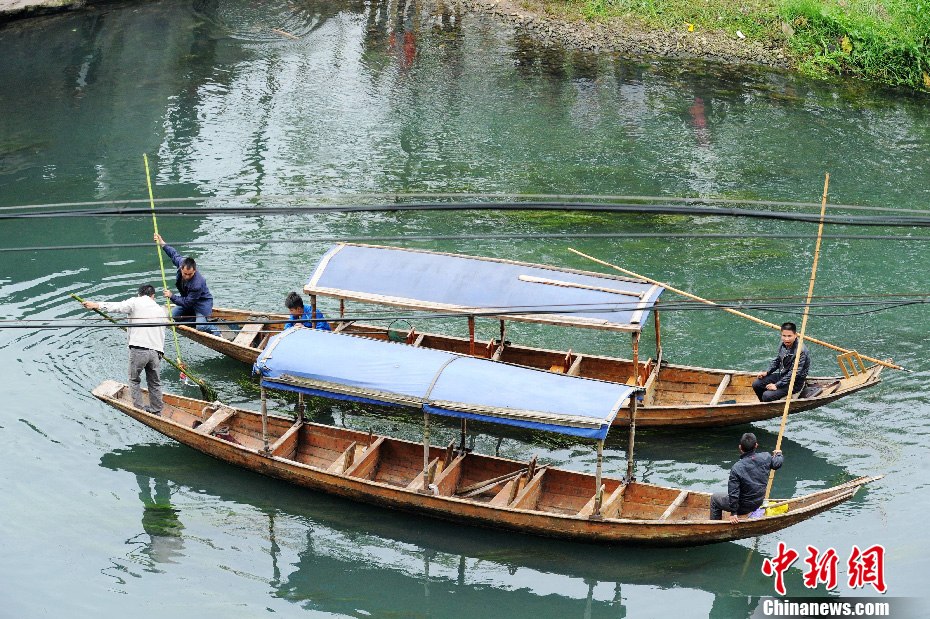 5月2日，鳳凰縣搜尋人員仍在沱江下游搜尋。