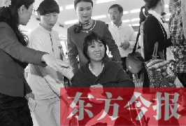 坐在輪椅上的，就是為兒子捐出肝、腎的母親潘大想