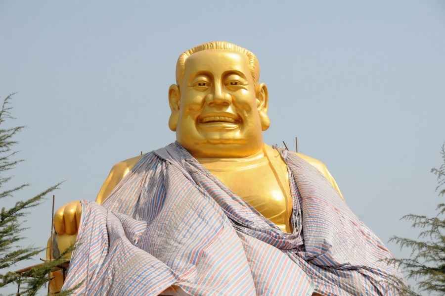 圖位此前的4月26日，“佛像”上出現(xiàn)帆布，最終，工作人員將帆布蓋在“佛像”頭像上。