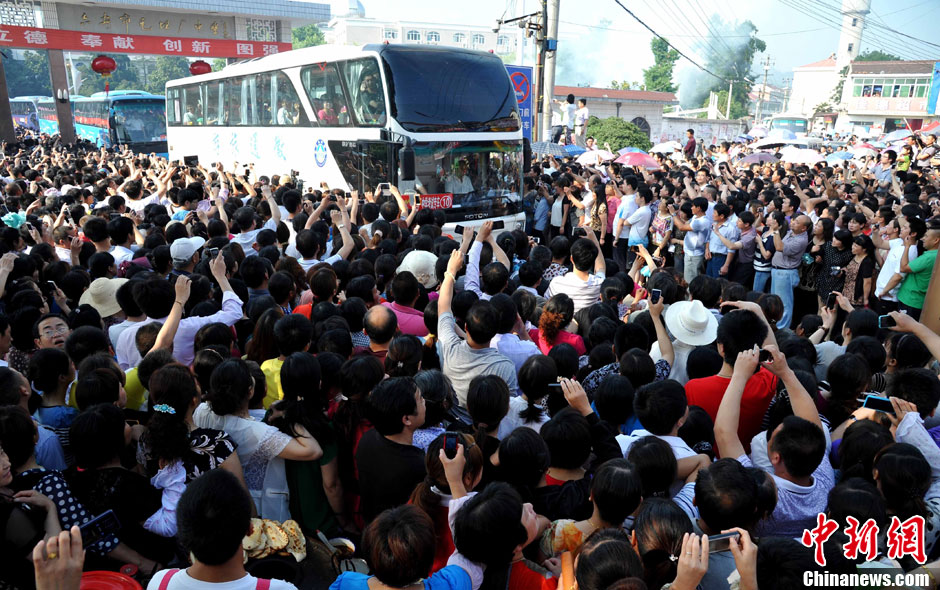 6月5日，一年一度的毛坦廠鎮(zhèn)“送考節(jié)”到來，70輛大巴車護送毛坦廠中學(xué)萬名考生安全赴考。