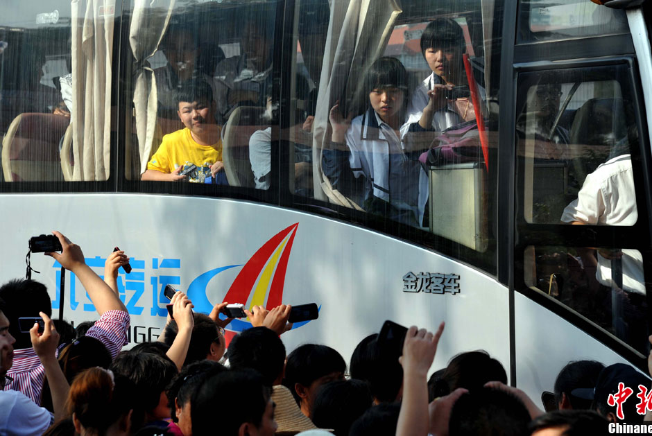6月5日，一年一度的毛坦廠鎮(zhèn)“送考節(jié)”到來，70輛大巴車護送毛坦廠中學(xué)萬名考生安全赴考。