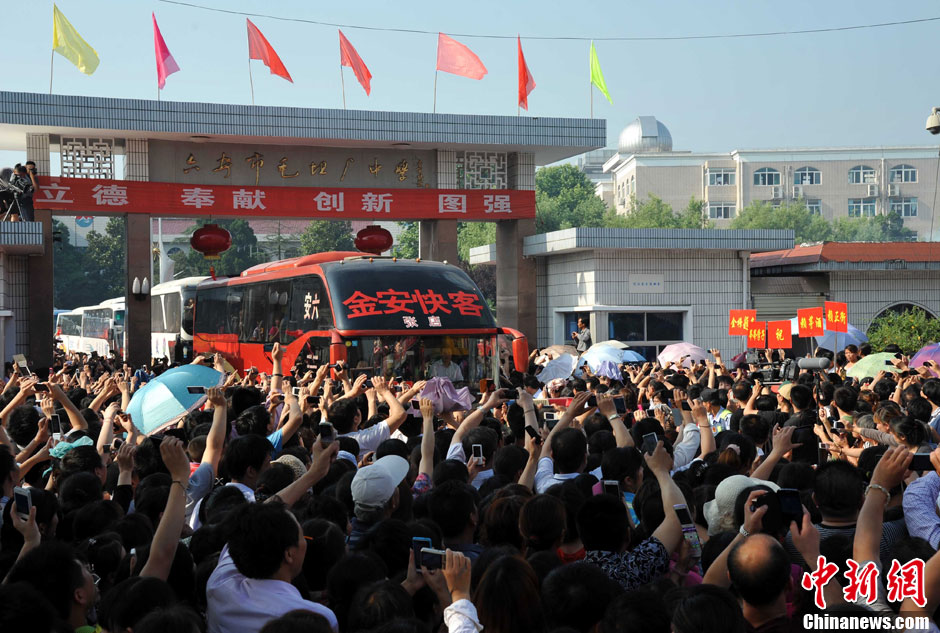 6月5日，一年一度的毛坦廠鎮(zhèn)“送考節(jié)”到來，70輛大巴車護送毛坦廠中學(xué)萬名考生安全赴考。