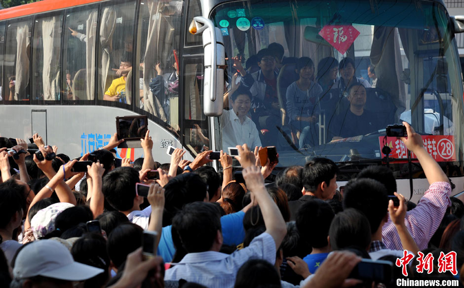 6月5日，一年一度的毛坦廠鎮(zhèn)“送考節(jié)”到來，70輛大巴車護送毛坦廠中學(xué)萬名考生安全赴考