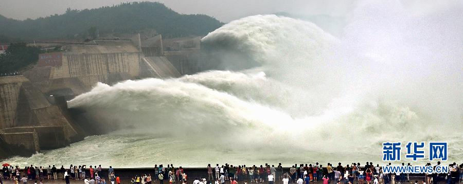 　　6月22日，大批游客聚集在黃河小浪底出水口前觀看巨瀑飛瀉的景觀。