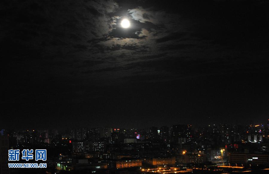 6月23日晚，一輪圓月高懸在海南省海口市上空。