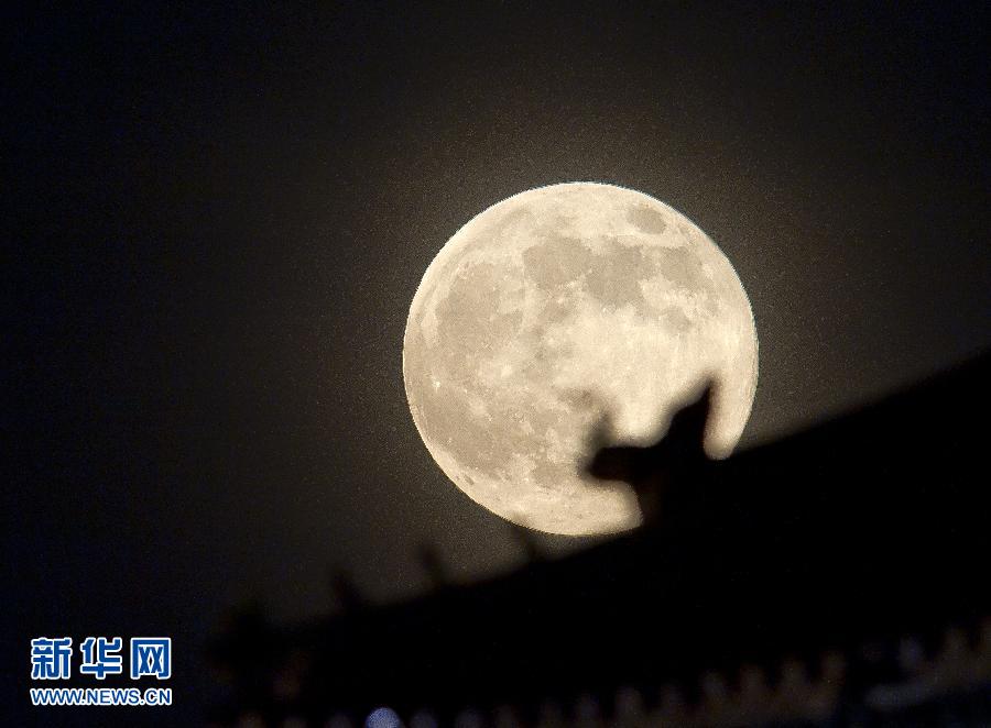 6月23日晚，在北京故宮角樓附近拍攝的圓月。