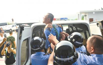 6月19日，安岳縣看守所，押赴刑場(chǎng)的一刻，劉明（化名）跳起來(lái)托付親友照顧好父母。吳小川 攝