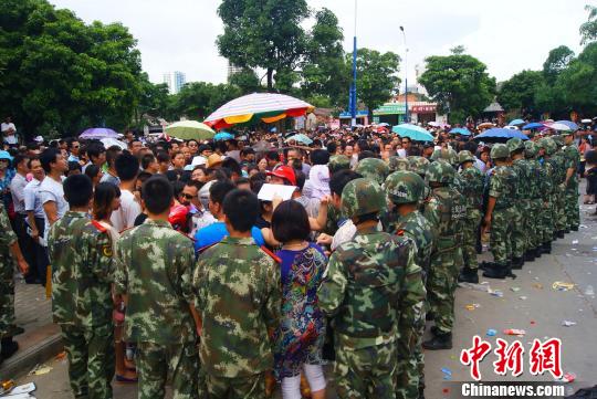 7月9日，聚集在中國人民銀行北海市中心支行的外地民眾越來越多，當(dāng)?shù)毓俜讲坏貌怀鰟哟笈叿?、武警前往維