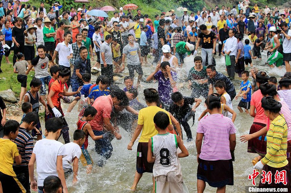 圖為7月9日，村民在小河里摸魚搶魚。譚凱興 攝