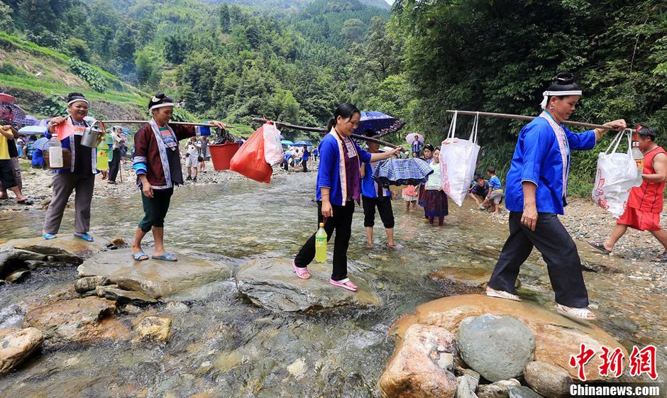 7月9日，一年一度的鬧魚節(jié)在廣西融水苗族自治縣白云鄉(xiāng)保江村舉行，附近村屯的居民前往集會地參加節(jié)日活動