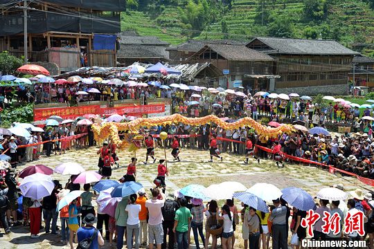 圖為當?shù)丶t瑤民眾舞起長龍祈求風調雨順。中新社發(fā) 韋吉陽 攝