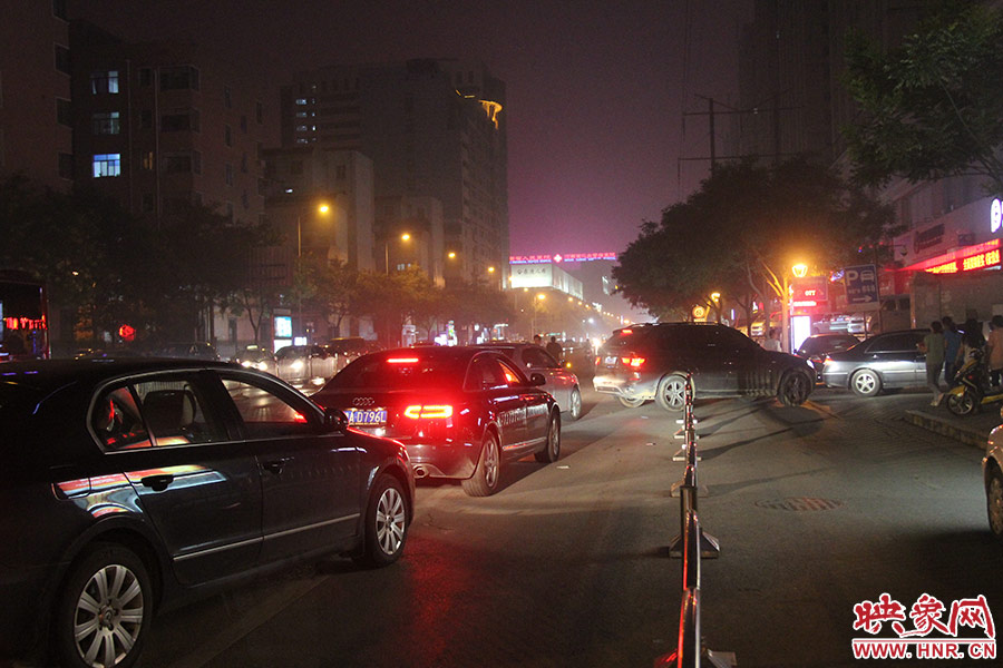 等待加油的車輛已經(jīng)排到了加油站外的道路上。