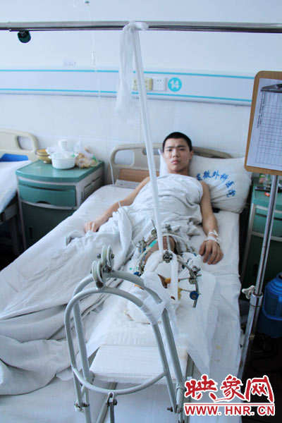 “如果有人肯幫我出4萬元的醫(yī)藥費，我愿意為他免費工作3年，多苦多累都行。”7月26日，躺在病床里上的