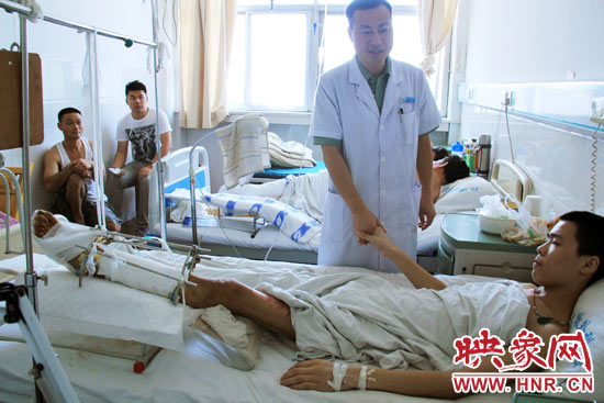 據(jù)仁濟醫(yī)院外傷科主任張明伍介紹，楊偉峰的小腿的創(chuàng)面已經(jīng)恢復(fù)得差不多了，治療情況還比較樂觀。但因為小腿