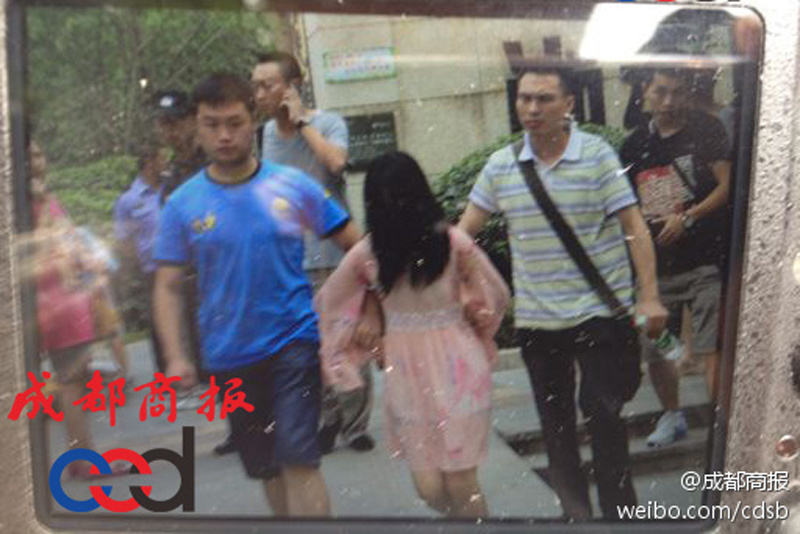 圖為事發(fā)現(xiàn)場，嫌疑人被警方控制。