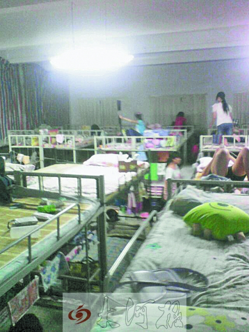 住在電教室里的女生們，擁擠不堪。