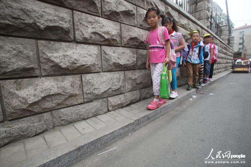 2013年09月11日，濟南運署街上，小學生走史上“最窄人行道”上學。圖片來源：CFP