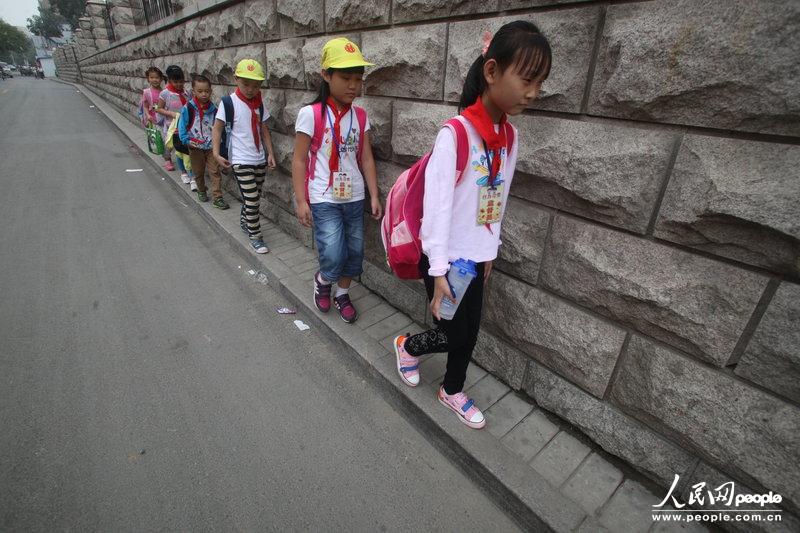 2013年09月11日，濟南運署街上，小學生走史上“最窄人行道”上學。圖片來源：CFP