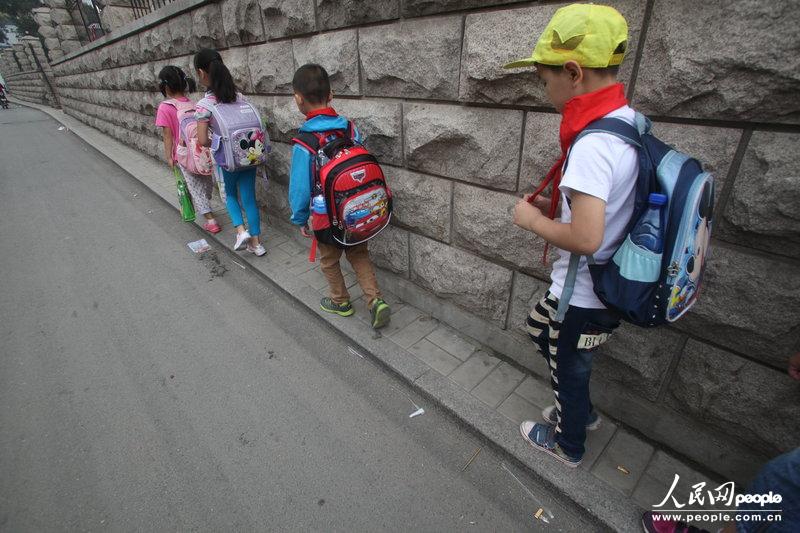 2013年09月11日，濟南運署街上，小學生走史上“最窄人行道”上學。