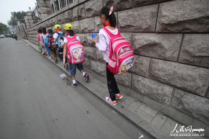 2013年09月11日，濟南運署街上，小學生走史上“最窄人行道”上學。