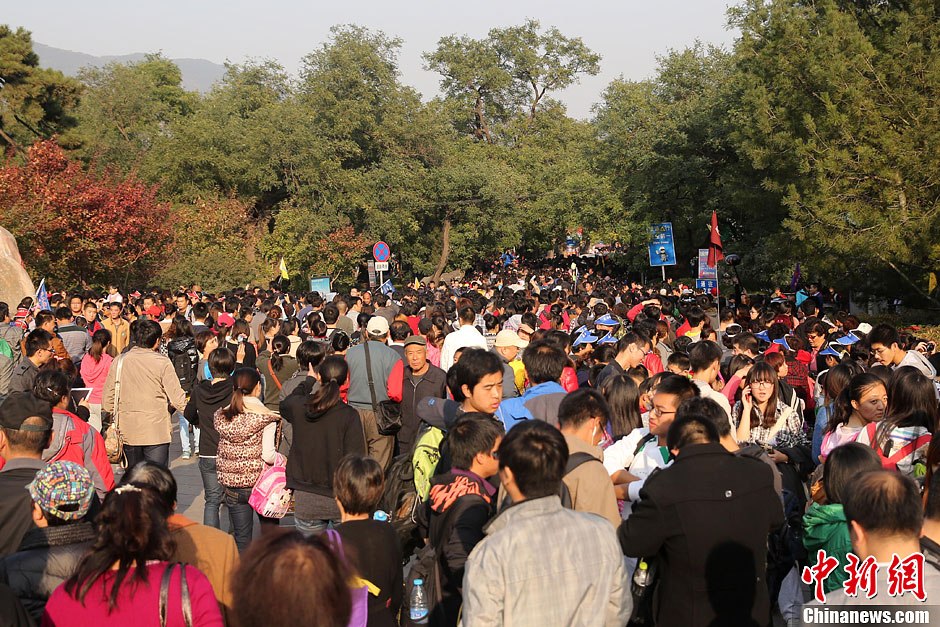 　10月26日，北京香山公園內(nèi)游客摩肩接踵。
